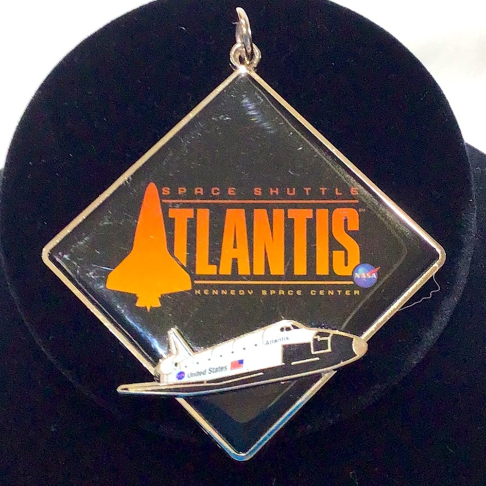 Space Shuttle Atlantis pendant 3-D